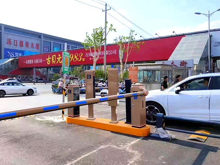 某服裝大廈停車場采用 “安快” 車牌識別系統(tǒng)【地感線圈】