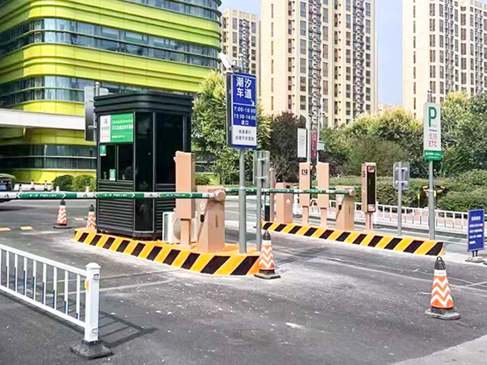 某醫院停車場采用 “安快” 車牌識別系統