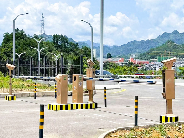 某旅游區停車場采用 “安快” 車牌識別系統